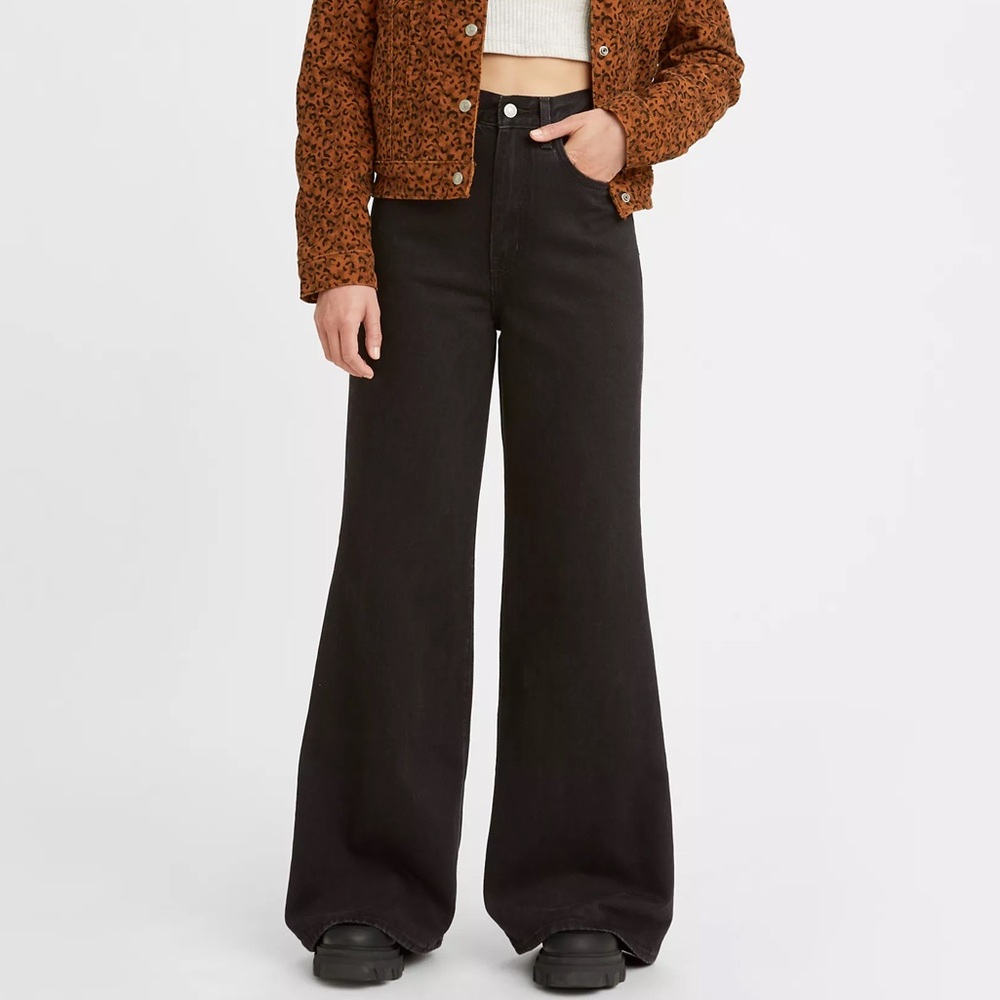 Levi’s High Rise Flare Black Jeans 
(Brand new, market price $98)